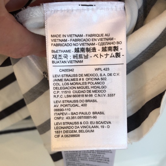 Levi’s W’s short sleeve, zippered back 100% Viscose top ~ med ~ sits at waist - Picture 6 of 10